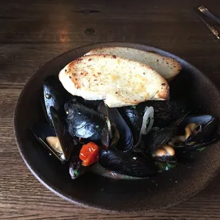 Mussels -  tasted good but could use more garlic