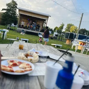 Live music fri and Sat 8-12