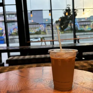 Iced oatmilk latté, 16oz