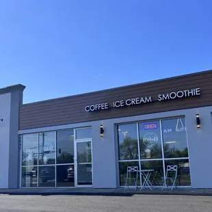 the outside of a coffee cream smoothie shop