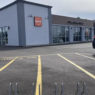 Please note BEAUTIFUL BIKE RACK!!  I can't wait to bicycle here on a ride