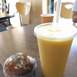 Mango&amp;Banana Smoothies Chocolate Muffin  芒果香蕉冰沙甜度稍甜但不膩 巧克力馬芬表現普普