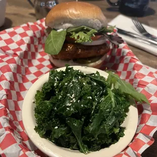 Chick&apos;n sandwich with kale