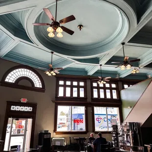 ows a restaurant with a ceiling fan