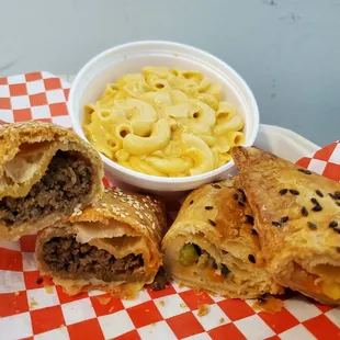 Got to try the beef cub, veggie cub, and mac n cheese on my 2nd visit (worth the wait :)