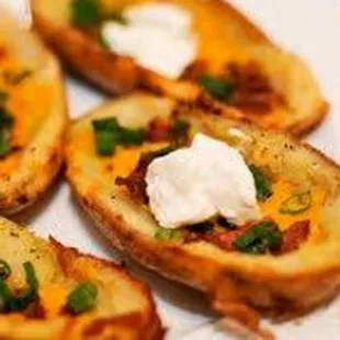 a plate of baked potato skins