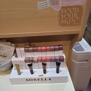 Clean lip color with hyaluronic acid and  oil