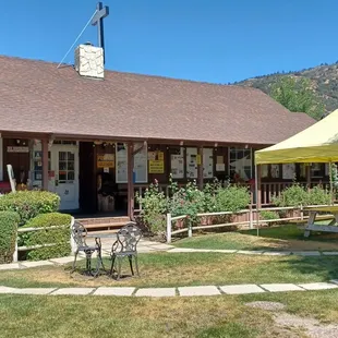 the outside of the restaurant