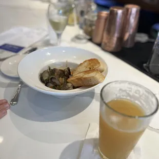 Steamers clams and sourdough