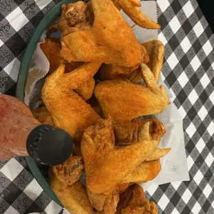 chicken wings and fried chicken, fried chicken wings, fried chicken, chicken, bbq wings, poultry, chicken wings, food, bbq chicken