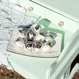 Spring wedding chocolate covered strawberries