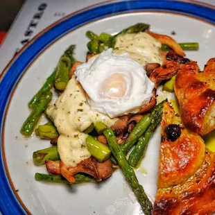 Asparagus and mushrooms with hollandaise sauce, egg and focaccia