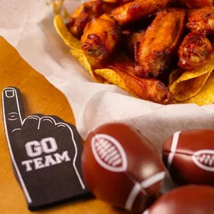 food, chicken wings and fried chicken