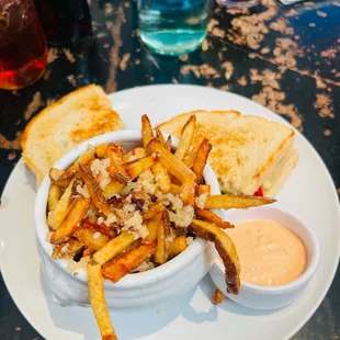 Grilled cheese with veggies and jalapeño jelly