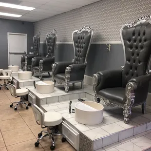 Cute decor chairs for pampering Queens