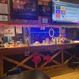 Great Atmosphere and Wonderful Food!  Leda knows how to cook!