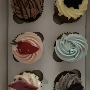 Chocolate ,strawberry ,raspberry white chocolate ,lemon blueberry ,vanilla blue, Oreo cookie