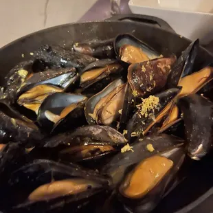 Mussels in skillet.