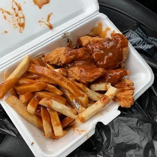 Tenders and fries with sauce