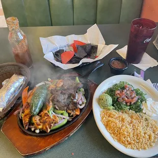Combo fajitas hot an delicious!!!!! Yuuuuuuuuummmmmmmmy!!!!