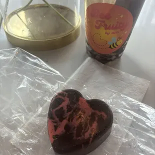 Dubai Chocolate Heart, outside