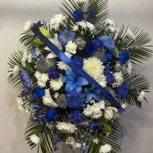 Arreglo de funeral de flores azules y blancas