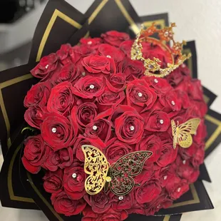 Un ramo buchón de rosas rojas con mariposas un ramo especial para una ocasión especial