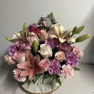 Beautiful mixed flower arrangement 




#roses #pinkroses #lillies #pink #purple #portervilleflowers #porterville #flowershop