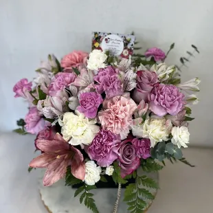 Arreglo de una bolsa de papel de flores mixtas y diferentes colores un hermoso detalle para cualquier ocasión