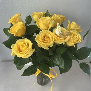 Un arreglo de rosas amarillas con mariposa un hermoso detalle para cualquier ocasión