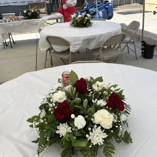 Centro de mesa para fiestas de rosas rojas y claveles blancas un hermoso detalle para celebrar cumpleaños bodas o bautizo