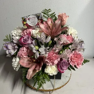 Una cajita de hermosas flores mixtas de colores pastel para cumpleaños día de madres o para cualquier ocasión
