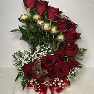Hermoso arreglo de rosas rojas con chocolate y mariposas hermoso detalle para regalar