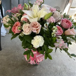 Arreglo de rosas pink y Lillies Blancas para cumpleaños o aniversario o para cualquier ocasión