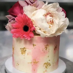Marble buttercream and fresh flowers - the perfect combo!
