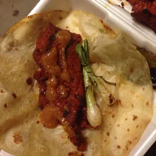 Pork, cebolla, salsa, flour tortilla