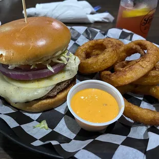 O'Brady burger with onion rings