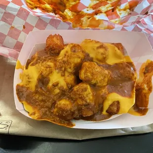 Chili cheese tots