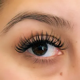 &quot;Wet&quot; style volume lash