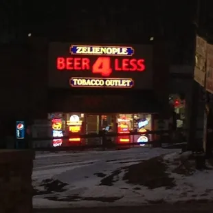 the front of a restaurant at night