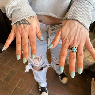 Bartender had Turquoise nails!