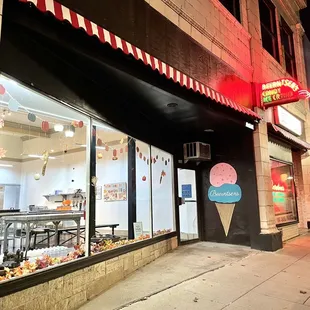 Candy-creation kitchen to the left, store front to the right