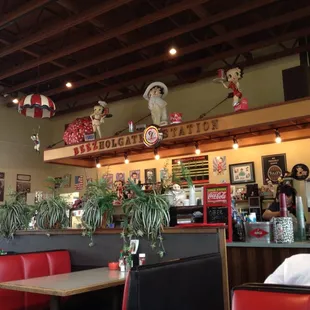 Vintage Betty Boop statuettes adorn the overhang above prep bar. Betty Boop lovers will be impressed with the memorabilia here!
