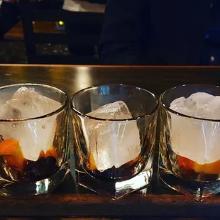 Another round of 5 Old Fashioned. Proper recipe, proper Ice!