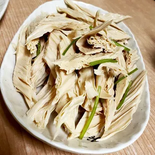 a plate of chicken and noodles