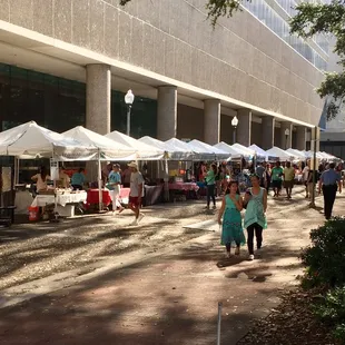 NO LINES 25 MINUTES BEFORE OPENING, but ....