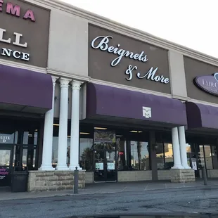 the entrance to the mall