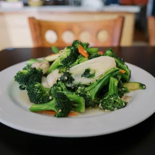 a plate of broccoli and chicken