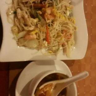 The got and sour soup is amazing!   I'm also having the house special cow mien fun which is also very good.