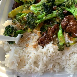Beef Broccoli with steamed rice